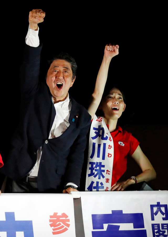 아베 신조 일본 총리가 지난달 20일 참의원 선거에 나선 집권 자민당 후보를 지원사격하고 있다. /연합뉴스