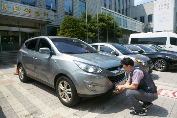 서울 서초구청의 직원이 체납차량의 번호판을 영치하고 있다. /사진제공=서초구청