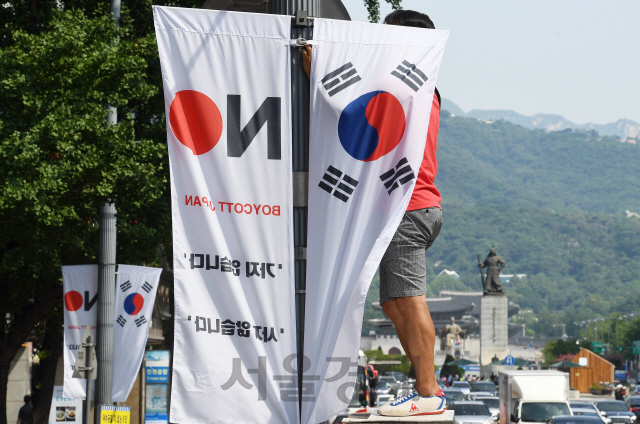 6일 오전 서울 중구청 관계자들이 일본의 우리나라 백색국가(화이트리스트) 제외에 대한 항의 표시로 세종대로에 '노(보이콧) 재팬-NO(BOYCOTT) JAPAN' 배너기와 태극기를 설치하고 있다. 중구는 퇴계로, 을지로, 태평로, 동호로, 청계천로 등 관내 22개로에 태극기와 노 재팬 배너기 1,100개를 설치한다./오승현기자 2019.8.6