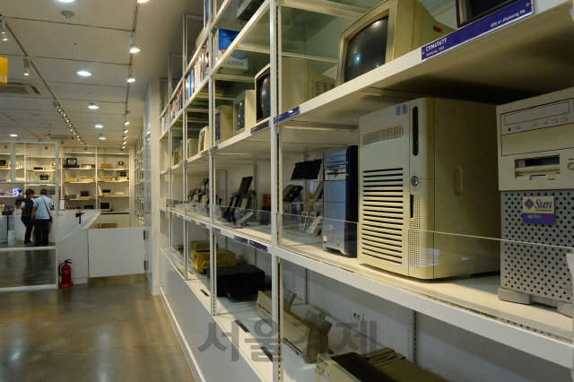 넥슨컴퓨터박물관에 그래픽카드·사운드카드·저장장치 등 컴퓨터 내부 기기들이 전시돼 있다.
