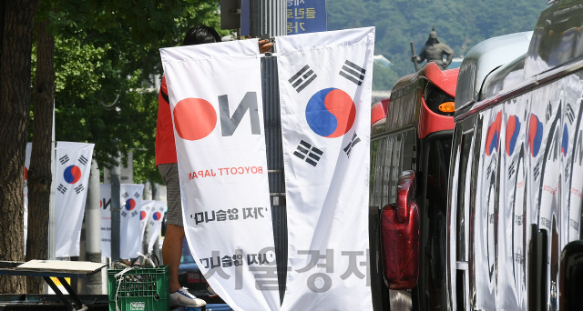 6일 오전 서울 중구청 관계자들이 일본의 우리나라 백색국가(화이트리스트) 제외에 대한 항의 표시로 세종대로에 '노(보이콧) 재팬-NO(BOYCOTT) JAPAN' 배너기와 태극기를 설치하고 있다. 중구는 퇴계로, 을지로, 태평로, 동호로, 청계천로 등 관내 22개로에 태극기와 노 재팬 배너기 1,100개를 설치한다./오승현기자 2019.8.6