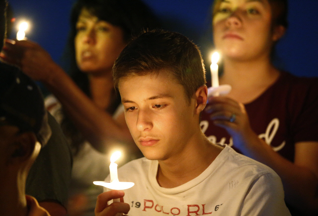 총기 난사 사건이 발생한 미국 텍사스주 엘패소의 월마트 앞에서 주민들이 5일(현지시간) 희생자를 추모하고 있다. /엘패소=EPA연합뉴스