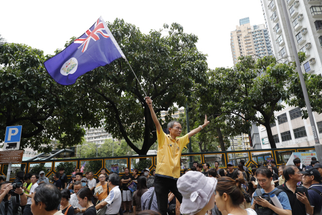 지난 3일 송한법 반대 시위 도중에 한 홍콩인이 중국에 대한 저항의 표시로 과거 영국 통치아래 사용되던 홍콩깃발을 흔들고 있다. /AP연합뉴스