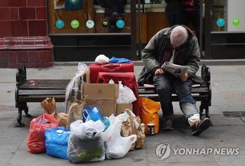 구걸 중인 유럽의 노숙자. /연합뉴스