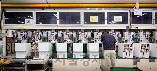 6일 충청남도 공주시에 위치한 웅진코웨이 유구공장 정수기 생산라인에서 직원이 ‘아이스 정수기’를 생산하고 있다. /사진제공=웅진코웨이