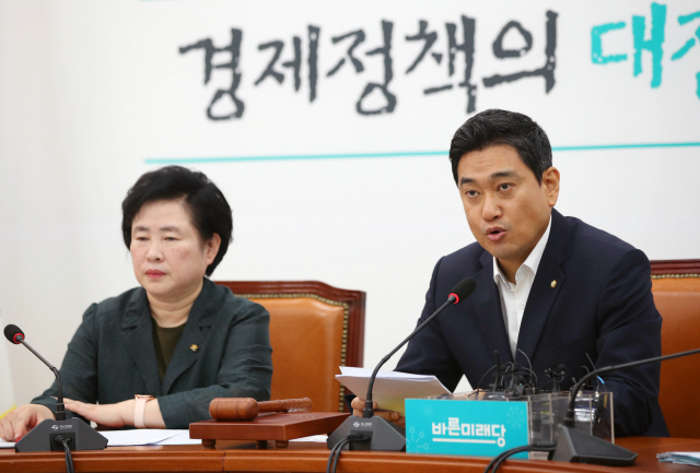 오신환(오른쪽) 바른미래당 원내대표가 6일 국회에서 열린 제53차 원내대책회의에서 발언하고 있다. /연합뉴스