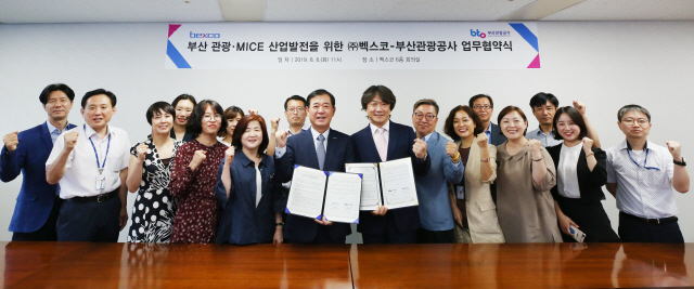 6일 벡스코와 부산관광공사가 ‘부산 관광·MICE산업발전을 위한 업무협약’을 체결하고 기념촬영을 하고 있다. 이태식(협약서 왼쪽) 벡스코 대표이사와 정희준(〃 오른쪽) 부산관광공사 사장./사진제공=벡스코