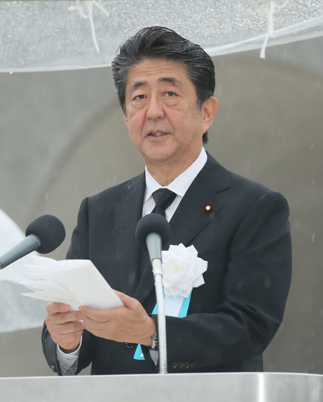 아베 신조 일본 총리가 히로시마 원폭 투하 74주년인 6일 히로시마 평화기념공원에서 열린 희생자 위령식에서 추도사를 하고 있다. /히로시마=AFP연합뉴스