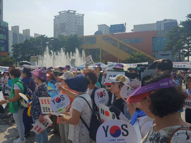 서울 구로구가 6일 구로역 광장에서 개최한 ‘일본 경제침략 규탄 결의대회’에서 시민들이 “독립운동은 못했어도 불매운동은 한다” 등의 구호를 외치고 있다.    /변재현기자