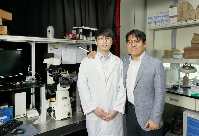 김태성(오른쪽) UNIST 기계항공 및 원자력공학부 교수와 배주열 연구원. /사진제공=UNIST