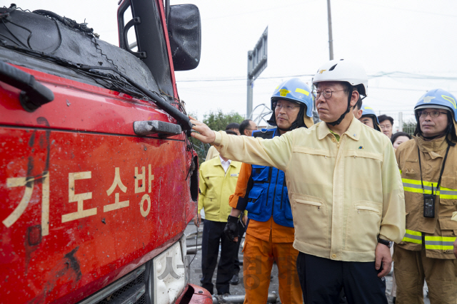 이재명 경기도지사가 6일 안성시 양성면에 있는 안성 종이상자 제조공장 화재 현장을 찾아 관계자들로부터 화재 진압 상황을 보고 받고 있다. /사진제공=경기도