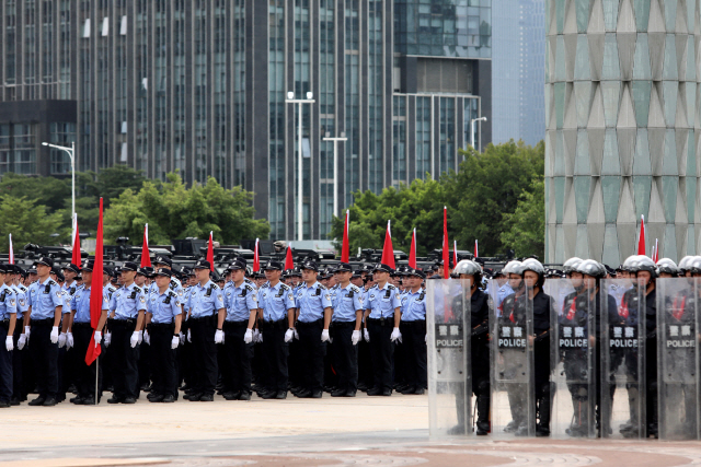 6일 중국 광둥성 선전에서 진행된 대규모 폭동 진압 훈련에 참여한 경찰들이 완전무장한 채 도열해 있다. 지난 4일부터 사흘간 선전시 선전만 일대에서만 1만2,000여명의 경찰 병력이 참여한 훈련이 진행된 것으로 전해지면서 이번 훈련이 최근 홍콩의 범죄인 인도법 반대 시위에 대처하기 위한 것 아니냐는 관측이 나오고 있다. /선전=로이터연합뉴스