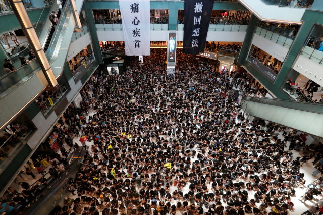 5일(현지시간) 홍콩 송환법 반대 총파업 지지자들이 대형쇼핑몰인 ‘뉴타운플라자’에 모여 시위를 벌이고 있다. /홍콩=로이터연합뉴스