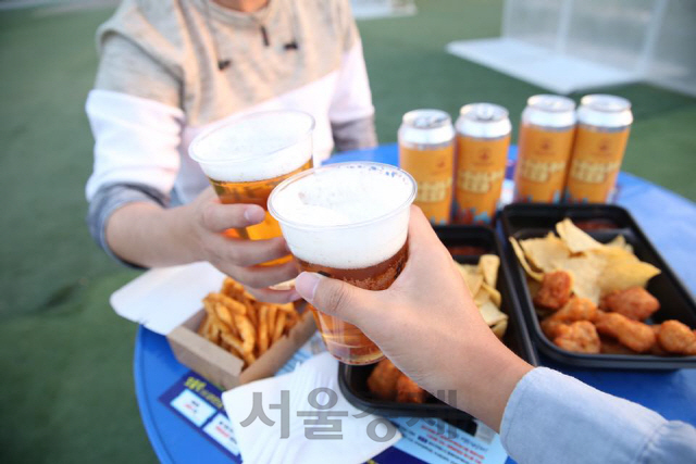 인천 송도달빛축제공원에서 열린 ‘2018 송도맥주축제’에서 관객들이 맥주를 즐기고 있다./사진제공=링크 커뮤니케이션즈