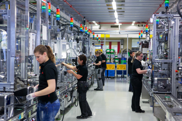 독일 남부 블라이카흐에 있는 로버트보쉬 생산공장의 자동차 부품 생산라인에서 직원들이 자동화 기기를 이용해 작업을 하고 있다./블룸버그
