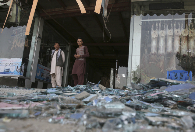 아프가니스탄 수도 카불의 경찰 검문소 인근에서 7일(현지시간) 발생한 차량폭탄 테러로 주변 상점 건물이 크게 파손돼 있다./카불=로이터연합뉴스