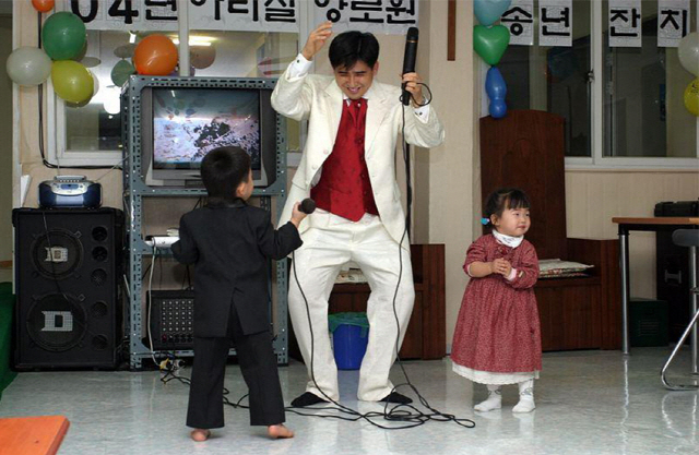김진묵씨가 지난 2004년 아리실복지원 송년 행사에서 아들과 함께 노래를 부르고 있다. /삼성전자 뉴스룸