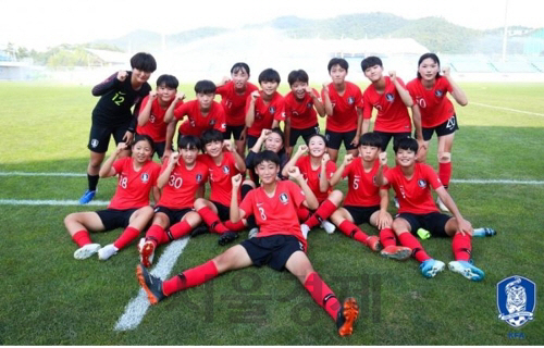 7일 전남 목포국제축구센터에서 열린 동아시아축구연맹(EAFF) 15세 이하(U-15) 여자 축구 페스티벌에서 일본 대표팀을 이긴 한국 대표팀이 기념 촬영을 하고 있다./사진제공=대한축구협회