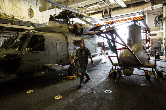 미국 국방부 산하 국방안보협력국(DSCA)는 한국에 록히드마틴의 MH-60R 헬리콥터 12대를 8억달러(약 9,700억원)에 판매하는 것을 국무부가 승인했다고 7일(현지시간) 밝혔다. 미국 해군이 록히드마틴 사옥에서 제작중인 MH-60R 헬리콥터 옆을 지나가고 있다. /블룸버그 자료사진