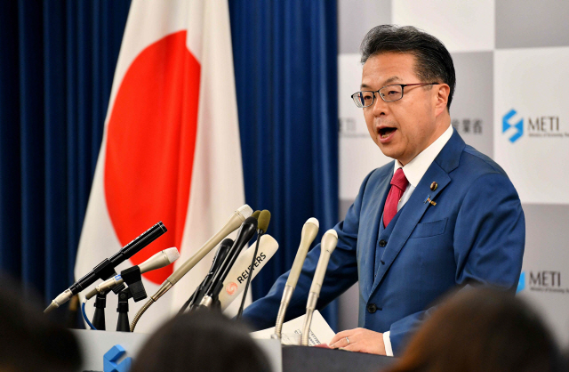 세코 히로시게 일본 경제산업상이 지난 2일 도쿄에서 화이트리스트 한국 제외와 관련, 기자회견을 하고 있다./AFP연합뉴스