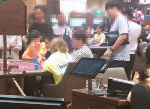 네티즌이 BJ철구와 BJ서윤이 해외 카지노에서 원정도박을 하고 있다며 올린 사진 /온라인 커뮤니티 캡처