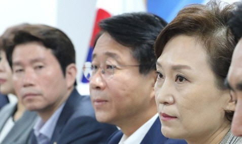 김현미 국토교통부 장관(오른쪽)이 17일 오전 국회 의원회관에서 열린 택시제도 개편방안 당정협의에 참석해 윤관석 정책위 수석부의장의 발언을 경청하고 있다. 왼쪽 이인영 원내대표가 김 장관을 바라보고 있다. /연합뉴스