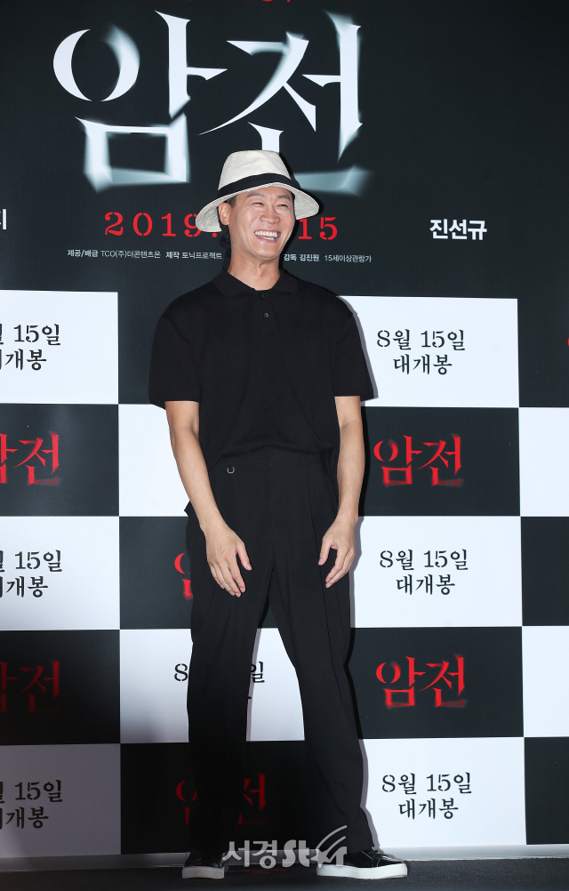 배우 진선규가 8일 오후 서울 용산CGV에서 열린 영화 ‘암전’ 언론시사회에 참석해 포즈를 취하고 있다.