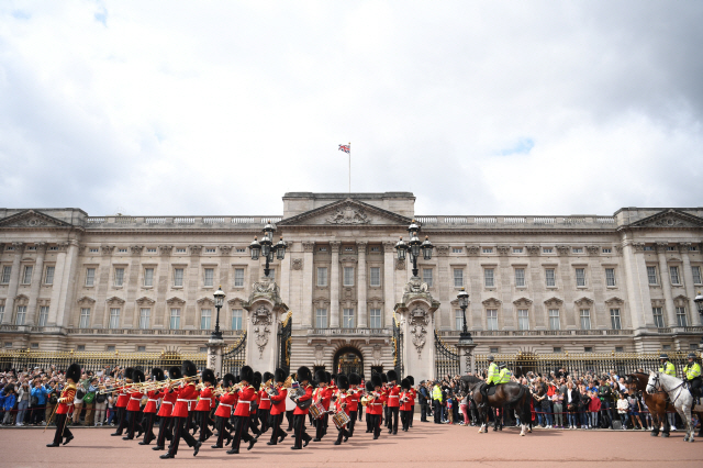관광객들이 지난달 31일(현지시간) 영국 런던 버킹엄 궁에서 근위병 교대식을 지켜보고 있다. /런던=EPA연합뉴스