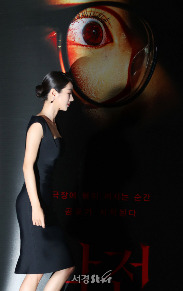 배우 서예지가 8일 오후 서울 용산CGV에서 열린 영화 ‘암전’ 언론시사회에 참석하고 있다.