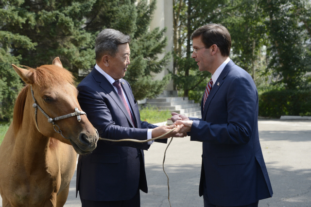 마크 에스퍼(오른쪽) 미 국방장관이 8일 울란바토르에서 냐마 엥흐볼드 몽골 국방장관으로부터 말을 선물받고 있다. /AFP연합뉴스
