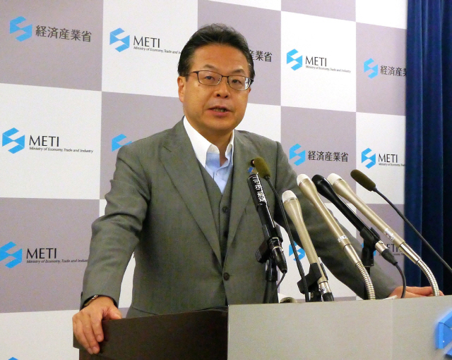 세코 히로시게 일본 경제산업상이 8일 도쿄에서 기자회견을 갖고 한국에 대한 3대 수출규제 품목 중 하나인 극자외선(EUV) 포토레지스트 수출을 허가한다는 입장을 밝히고 있다.          /도쿄=AFP연합뉴스
