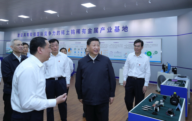 시진핑 중국 국가 주석(가운데)이 지난 5월 20일(현지시간) 장시성 간저우시를 방문해 희토류 산업 시설을 둘러보고 있다. /베이징=신화연합뉴스