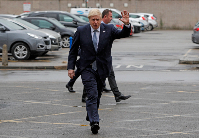 5일(현지시간) 영국 보스턴에 있는 필그림 병원에 도착한 보리스 존슨 영국 총리가 손을 흔들고 있다. /AFP=연합뉴스