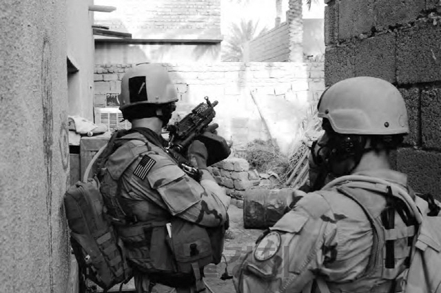네이비씰의 기동대 대원들이 지난 2003년 이라크 전쟁에서 건물 수색 작전을 수행하고 있다. /사진제공=메이븐