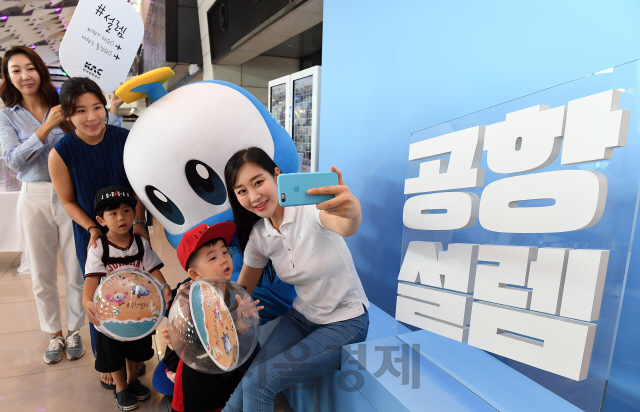 9일 서울 강서구 김포공항 국내선 출발장에서 공항 이용객들이 '#공항설렘 포토존 이벤트'에 참여하고 있다. 한국공항공사는 여름철 국내 여행 장려를 위해 포토존 운영 및 사진 즉석 인화, SNS 인증, 기념품 증정 등 다양한 이벤트를 개최했다./오승현기자 2019.8.9