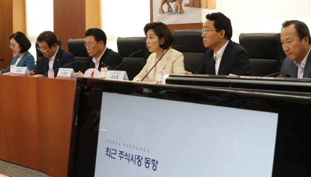 나경원(오른쪽 세번째) 자유한국당 원내대표가 9일 여의도 한국거래소를 방문, 금융시장 점검 현장간담회를 하고 있다. /연합뉴스