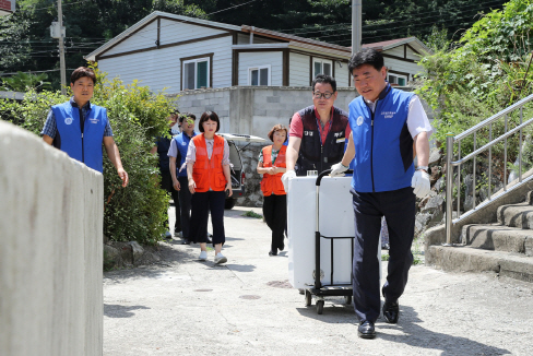 이인호(오른쪽 첫 번째) 고리원자력본부장이 김종배(〃 두번째) 고리본부 노조위원장과 보일러 교체작업을 하고 있다./사진제공=고리원자력본부