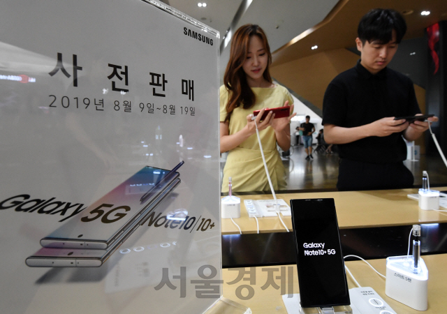 9일 서울 광화문 KT스퀘어를 찾은 시민들이 갤럭시노트10을 살펴보고 있다. 금일부터 사전예약이 가능한 갤럭시노트10은 5세대이동통신(5G)폰으로 출시되며 오는 23일 공식 출시된다./성형주기자 2019.08.09