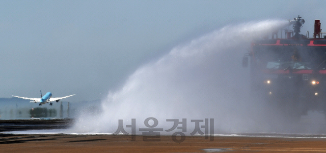 전국 대부분 지역에 폭염경보가 발효된 9일 인천국제공항 제1여객터미널 활주로에서 인천공항공사 관계자들이 공항소방대 소방차 및 살수차를 동원해 항공기의 안전 운항을 위한 살수작업을 벌이고 있다. 활주로 살수작업은 활주로 콘크리트 및 아스팔트 포장구간의 온도를 저하시켜 팽창을 억제하는 효과가 있다./영종도=오승현기자 2019.8.9