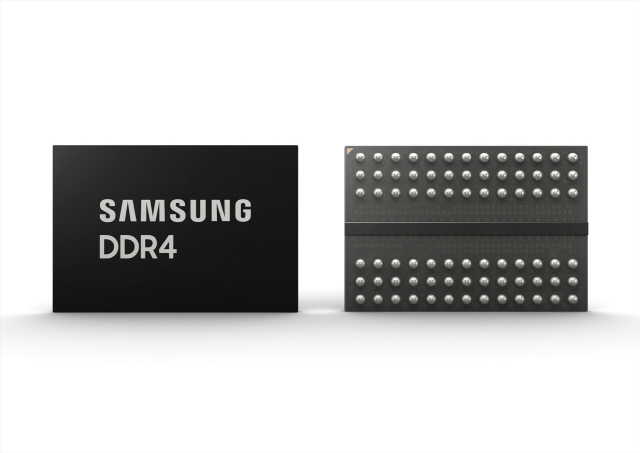 삼성전자가 양산을 시작하는 서버용 고용량 D램 모듈_DDR4 /사진제공=삼성전자