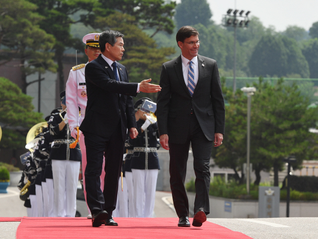 에스퍼 美국방장관 “한미동맹은 철통…동북아 평화 핵심축”