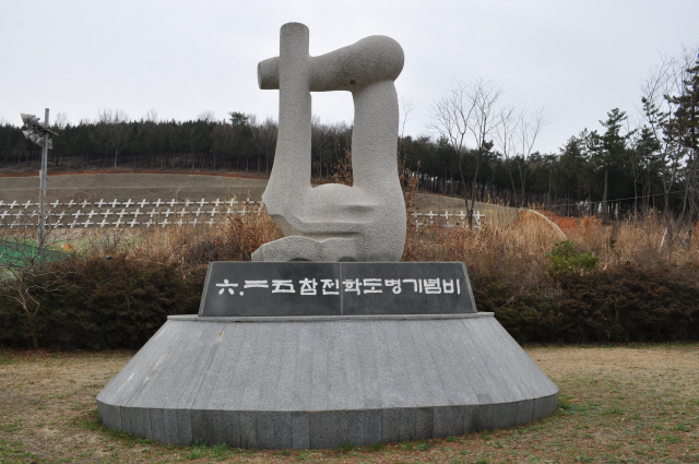 전남 여수시 오림동의 6·25 참전학도병기념비. 기념관까지 마련된 다른 지역의 학도병 전투와 달리 여순학도의용군 기념물은 민간 모금으로 조성된 충혼비 2개가 전부다. /사진제공=김준철 예비역 육군 대위