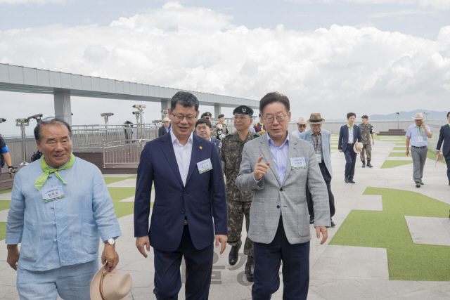 9일 오전 ‘파주 DMZ 평화의 길’ 기념식에 참석한 이재명(오른쪽) 경기도지사와 김연철 통일부 장관이 도라전망대를 찾아 북측을 살펴본 뒤 대화를 나누며 이동하고 있다. /사진제공=경기도