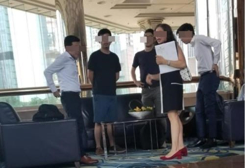 조슈아 웡(왼쪽 두번째) 홍콩 시위 주도자와 홍콩 주재 미국 영사(〃네번째)가 지난 6일 홍콩의 한 호텔 로비에서 만나는 모습을 중국 언론이 보도한 장면. /연합뉴스