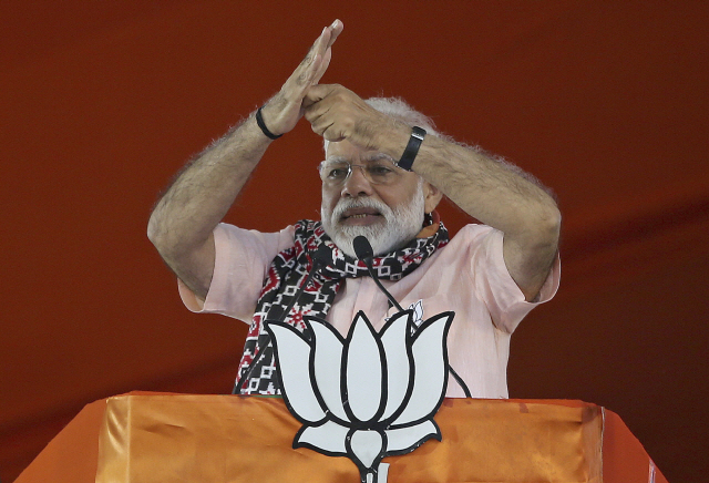 지난 4월 1일(현지시간) 나렌드라 모디 인도 총리가 하이데라바드에서 열린 선거 유세에서 연설 도중 손을 들어올리며 제스처를 취하고 있다. /하이데라바드=AP연합뉴스
