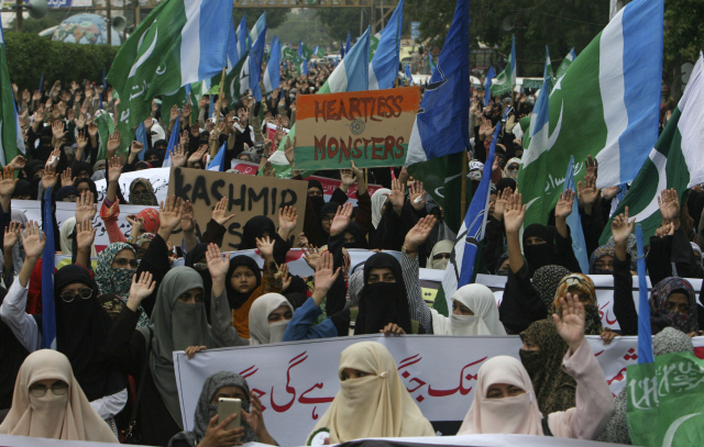 8일(현지시간) 파키스탄 카라치에서 이슬람 정당 자마티이슬라미 지지자들이 인도가 자국령 카슈미르의 헌법상 특별 지위를 박탈한 것에 대해 항의 시위를 벌이고 있다. /카라치=AP연합뉴스