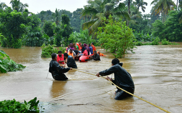 집중 호우가 쏟아진 인도 케랄라주 에르나쿨람에서 9일(현지시간) 구조 요원들이 현지 주민들을 구출하고 있다. 이번 홍수로 케랄라주의 핵심 공항인 코치 국제공항이 폐쇄됐다./에르나쿨람=AFP연합뉴스