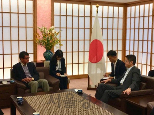 러위청(오른쪽) 중국 외교차관과 고노 다로 일본 외무상이 지난 9일 일본 도쿄에서 중일 간 협력 강화에 대해 논의하고 있다./사진=연합뉴스