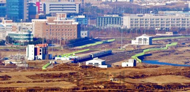 지난해 12월 북측 판문역에서 열리는 남북 철도·도로 연결 및 현대화 사업 착공식 참석자 등을 실은 열차가 판문역에 도착, 기다리고 있던 북측 열차와 나란히 서 있다./사진공동취재단