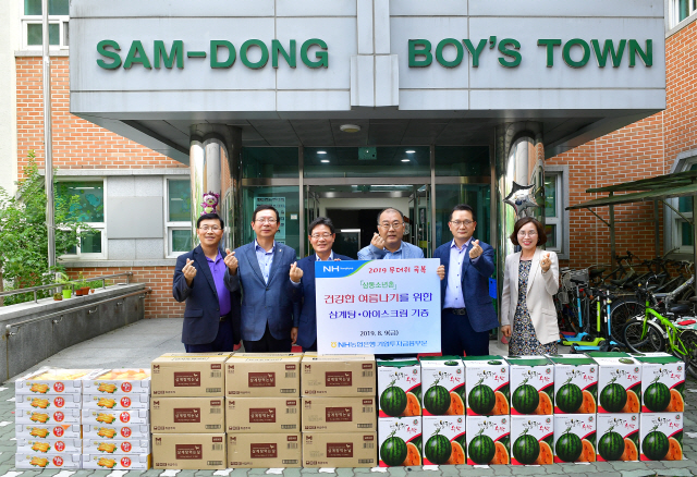 지난 9일 서울 마포구 삼동소년촌에서 열린 ‘건강한 여름나기를 위한 삼계탕 나눔 행사’에서 이상선(왼쪽부터) 기업금융전략팀장, 이헌구 투자금융부장, 유윤대 기업투자금융부문 부행장, 현재우 삼동소년촌 원장, 이재호 외환파생추진단장, 김현순 중앙본부출장소장이 포즈를 취하고 있다./사진제공=농협은행